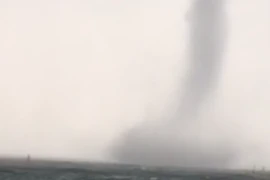 Clip: Vòi rồng xuất hiện tại biển Vũng Áng trước khi bão số 4 đổ bộ