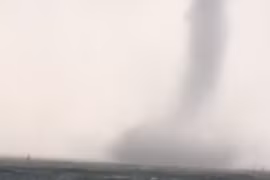 Clip: Vòi rồng xuất hiện tại biển Vũng Áng trước khi bão số 4 đổ bộ