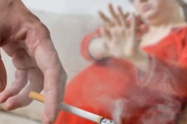 Vợ mang bầu vẫn phải ngửi khói thuốc