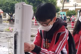 Khoảnh khắc "lịch sử" trở lại trường của học sinh Hà Nội