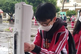 Khoảnh khắc "lịch sử" trở lại trường của học sinh Hà Nội