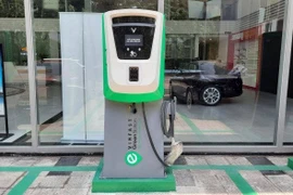 Tại đại lý VinFast ở đường Nguyễn Văn Linh (quận Long Biên, Hà Nội) các trụ sạc màu xanh lá cây với dòng chữ VinFast Green Solution (Giải pháp xanh VinFast) được lắp đặt ngay ngắn trước cửa.