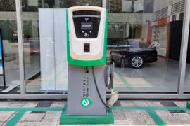 Tại đại lý VinFast ở đường Nguyễn Văn Linh (quận Long Biên, Hà Nội) các trụ sạc màu xanh lá cây với dòng chữ VinFast Green Solution (Giải pháp xanh VinFast) được lắp đặt ngay ngắn trước cửa.