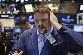 Chứng khoán Mỹ bán tháo cuối phiên, Dow Jones và S&P 500 cùng tụt điểm