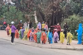 75 trẻ mầm non mặc áo mưa đi cách ly tập trung