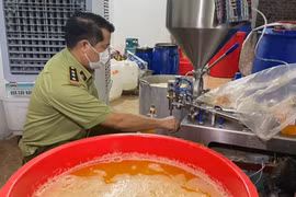 Cận cảnh xưởng sản xuất mỹ phẩm, nước hoa Chanel đựng trong xô chậu