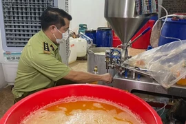 Cận cảnh xưởng sản xuất mỹ phẩm, nước hoa Chanel đựng trong xô chậu