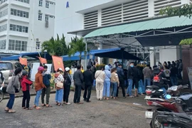 Quảng Nam: Đông kín người xếp hàng xét nghiệm COVID-19 sau tết