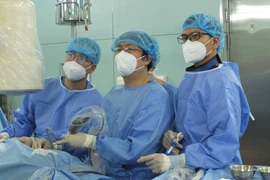 Các BS Bệnh viện Bình Dân TPHCM đang thực hiện phẫu thuật lấy sỏi qua da đường hầm nhỏ.