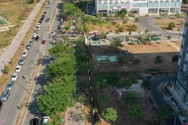 Cảnh đông đúc như chợ phiên trước cổng khu cách ly ở TP.HCM