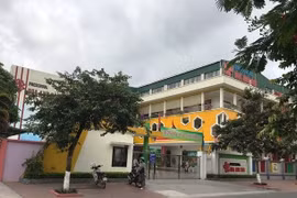 Buộc thôi việc cô giáo cầm dép đánh vào đầu trẻ