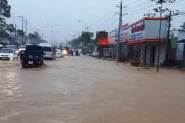 Video: Mưa lớn kéo dài, Phú Quốc lại chìm trong biển nước