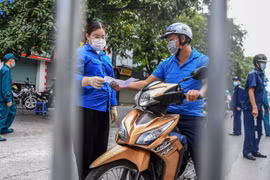 Hà Nội: Người ra vào chốt kiểm dịch phải quét mã QR