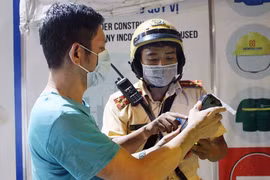 Bị CSGT phạt cồn, một luật sư ở TP.HCM đòi coi tem kiểm định
