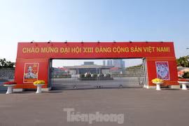 Trung tâm Hội nghị Quốc gia trang hoàng chuẩn bị Đại hội lần thứ XIII của Đảng