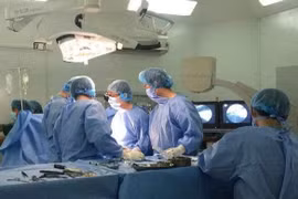 Nằm võng chơi, kính rơi xuyên ngực