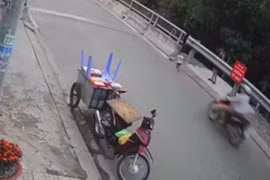 Cháu bé đang chơi đùa cùng mẹ thì bất ngờ chui qua rào chắn và chạy băng sang đường bị xe máy tông trúng.