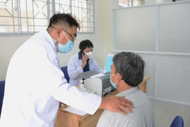 Bác sĩ tư vấn việc có nên mua gói tầm soát hậu Covid-19