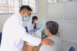 Bác sĩ tư vấn việc có nên mua gói tầm soát hậu Covid-19