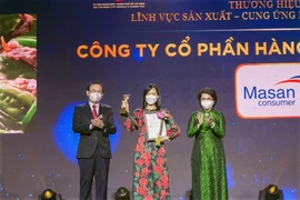 Đại diện Masan Consumer nhận giải thưởng Thương hiệu Vàng 2021