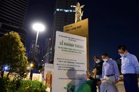 TPHCM an vị lư hương tại chân tượng Đức Thánh Trần