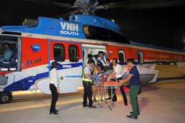 Trực thăng cấp cứu đưa 2 bệnh nhân từ Trường Sa về đất liền an toàn