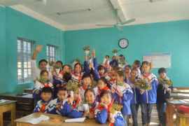 Thầy giáo vùng cao: Món quà vô giá là những bó hoa rừng