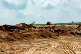 Hà Nội tăng cường xử lý bến bãi tập kết, trung chuyển vật liệu xây dựng trái phép