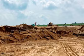 Hà Nội tăng cường xử lý bến bãi tập kết, trung chuyển vật liệu xây dựng trái phép