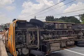 Xe khách lật trên quốc lộ, hàng chục người nháo nhào đập kính thoát thân