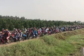 Xe kẹt cứng, giao thông hỗn loạn trên đường từ TP HCM về miền Tây