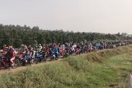 Xe kẹt cứng, giao thông hỗn loạn trên đường từ TP HCM về miền Tây