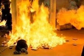 Phát hiện thi thể người phụ nữ cháy sau nhà, nghi do tự thiêu 