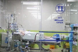 Sức khỏe phi công người Anh mắc COVID-19 sau khi chuyển viện