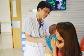 Nhiều trẻ chưa đến tuổi tiêm vắc xin đã mắc sởi, phòng bệnh thế nào?