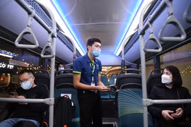 Hành khách thích thú khi lần đầu được đi xe buýt điện thân thiện với môi trường.