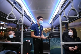 Hành khách thích thú khi lần đầu được đi xe buýt điện thân thiện với môi trường.