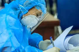 Cô gái trẻ dương tính SARS-CoV-2 đi nhiều nơi, tiếp xúc nhiều người