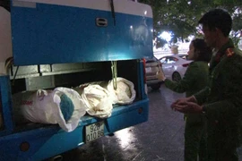 Phát hiện xe ô tô chở 200kg mỡ, da heo bốc mùi