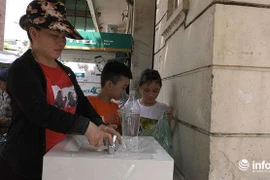Người dân Thủ đô hào hứng với các trụ nước sạch miễn phí