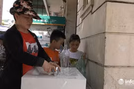 Người dân Thủ đô hào hứng với các trụ nước sạch miễn phí