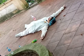 Sinh viên trường Y kiệt sức, ngất xỉu giữa tâm dịch