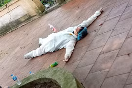 Sinh viên trường Y kiệt sức, ngất xỉu giữa tâm dịch