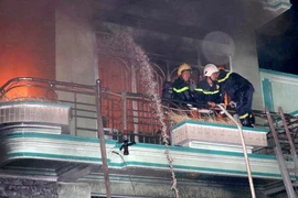 Cảnh sát cắt cửa cuốn, cứu 4 người trong đám cháy ở TP.HCM