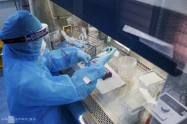 Bên trong phòng xét nghiệm Covid-19