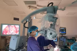 5 giờ “cân não” lấy khối dị dạng mạch não cứu bệnh nhân hôn mê sâu, giãn đồng tử