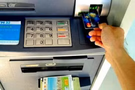 Nguyên nhân khiến cho giao dịch rút tiền qua ATM giảm là do người dân dần chuyển sang hình thức thanh toán khác.