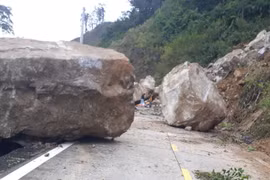 Hãi hùng những tảng đá khổng lồ lăn từ trên núi xuống đường