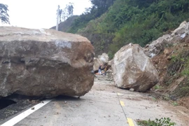 Hãi hùng những tảng đá khổng lồ lăn từ trên núi xuống đường