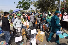 Tụ tập chuyển đồ tiếp tế cho người cách ly làm tăng nguy cơ lây nhiễm